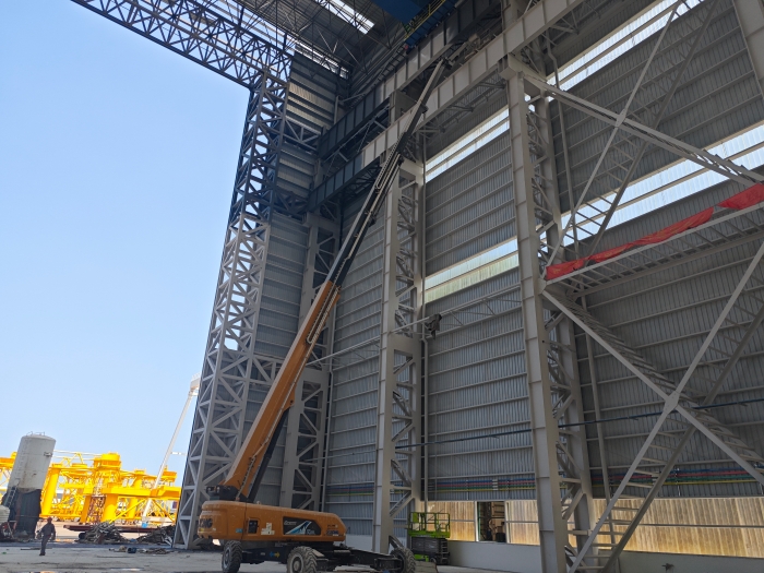 52米“巨臂”顯神通！徐工純電動(dòng)高空作業(yè)平臺(tái)高效攻堅(jiān)藍(lán)水海洋車(chē)間擴(kuò)建