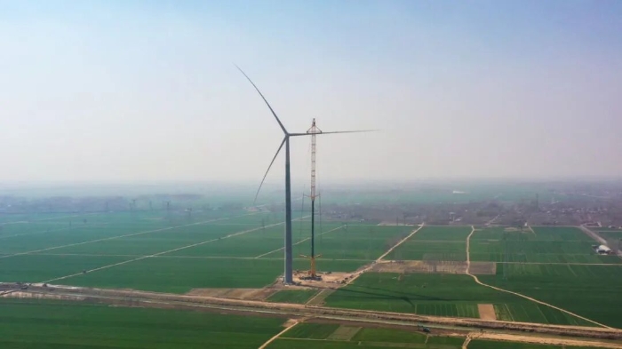 暴雨中橫走的 “鋼鐵巨獸”！徐工 4000 噸起重機(jī)撐起 160 米風(fēng)電，這細(xì)節(jié)太硬核！