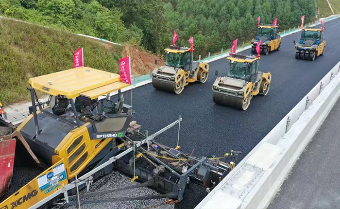 廣西首現(xiàn)無人化攤鋪！蒼容高速智慧施工引關(guān)注