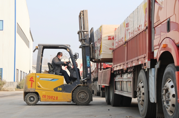 硬核實(shí)力賦能生產(chǎn)！徐工叉車批量進(jìn)駐菏澤板材廠顯身手