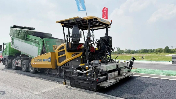 瀝青智造再升級(jí)！無人攤鋪技術(shù)助力常熟昆承路瀝青路面智能建造