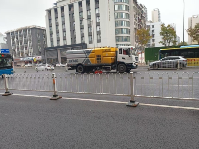 六年品質(zhì)見(jiàn)證硬核實(shí)力，徐工18噸洗掃車獲當(dāng)?shù)乜蛻酎c(diǎn)贊！