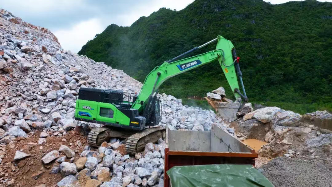 廣西“石料大戶(hù)”親測(cè)：徐工XE380EV電挖，年省六七成！