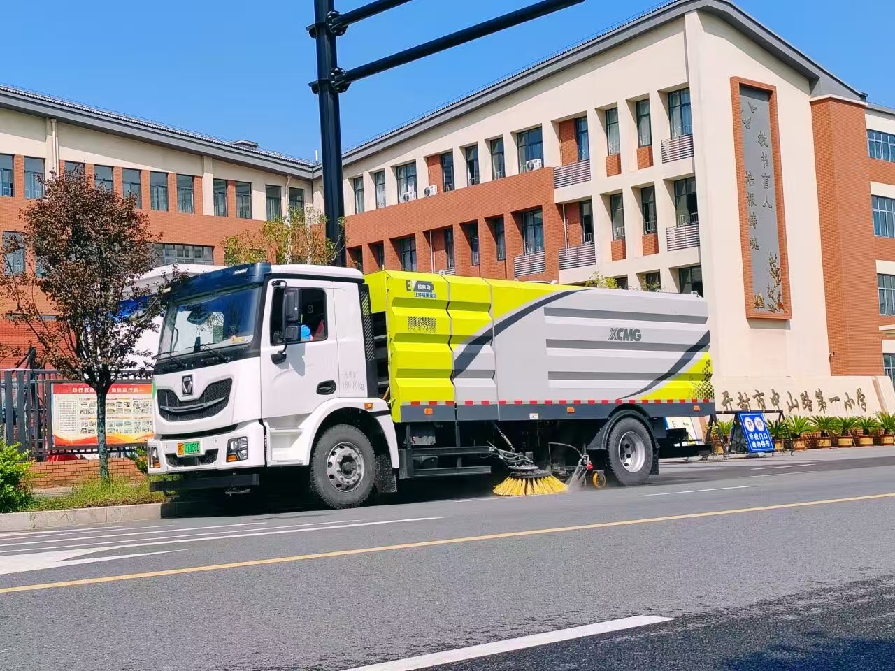 徐工洗掃車“硬核出擊”，開(kāi)封中山路煥新升級(jí)