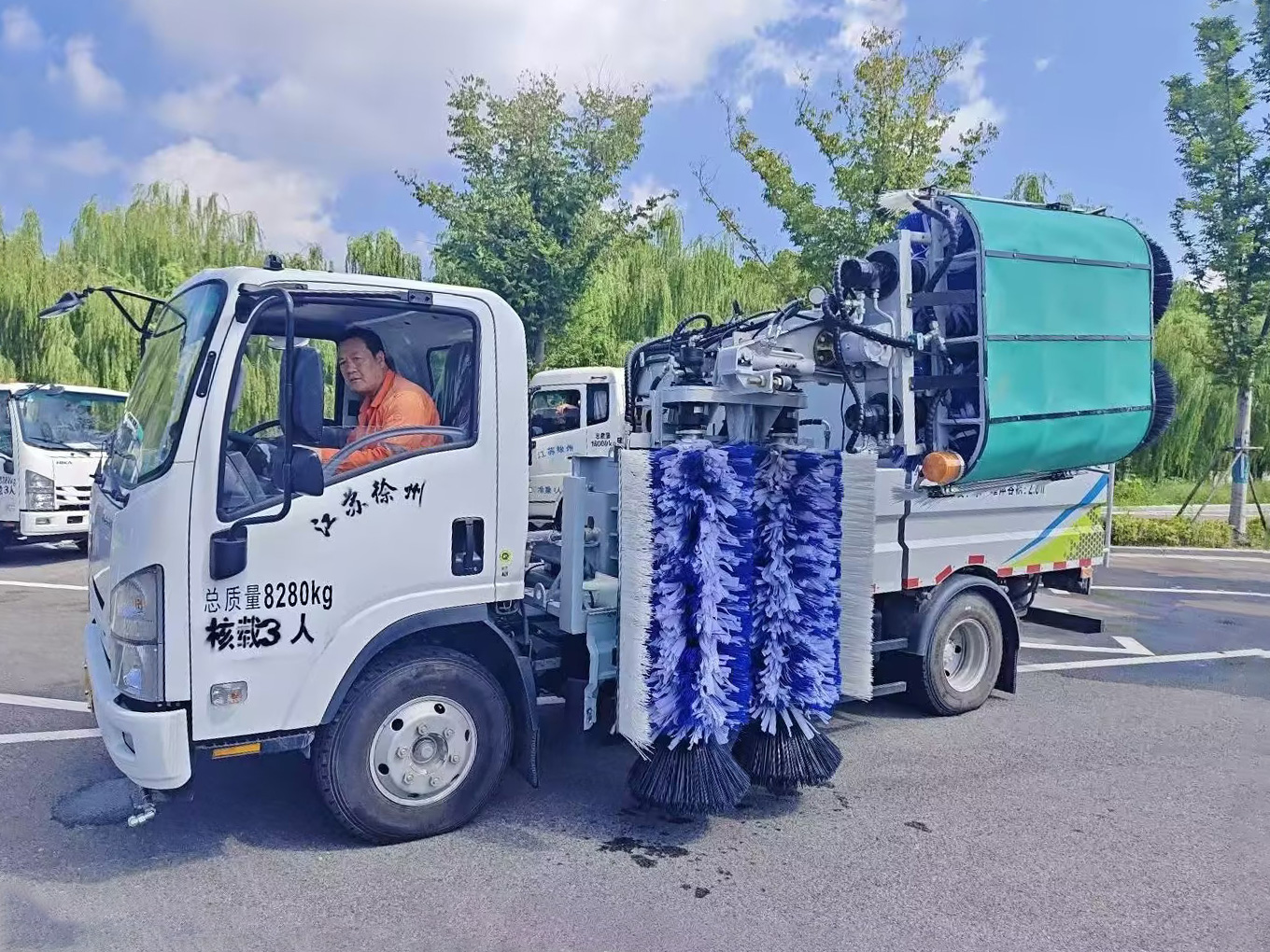 徐工護(hù)欄清洗車：智慧守護(hù)徐州經(jīng)開(kāi)區(qū)的“城市美學(xué)”