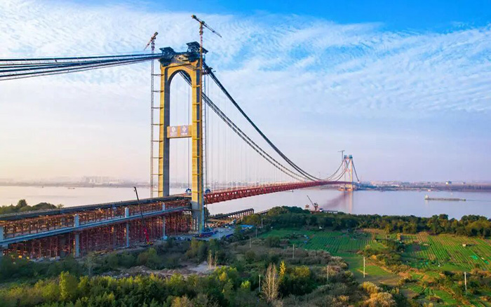 一橋飛架南北！徐工塔機助力世界級工程燕磯長江大橋順利合龍