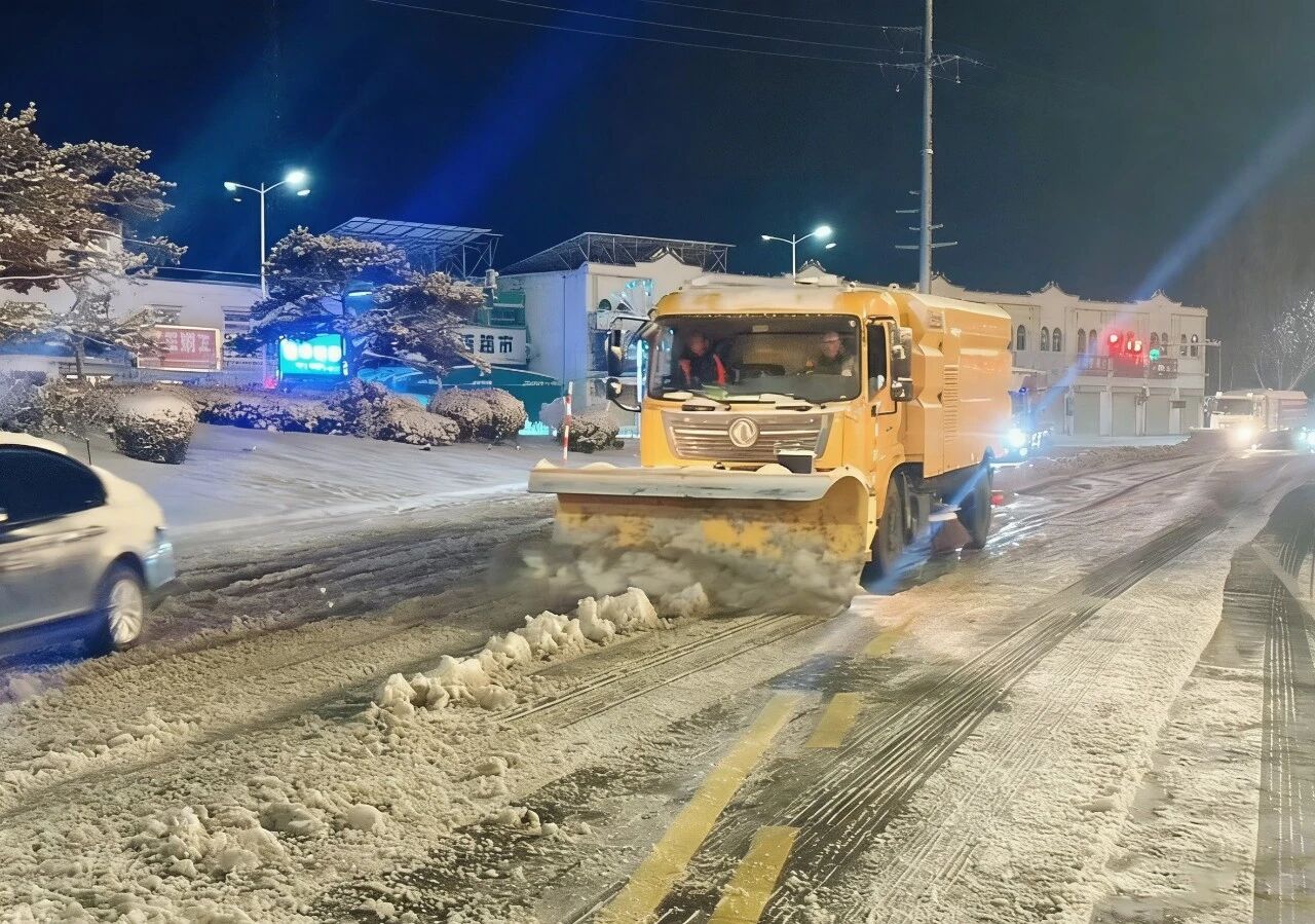 18小時(shí)連軸轉(zhuǎn)！徐工除雪設(shè)備硬核出擊保通暢