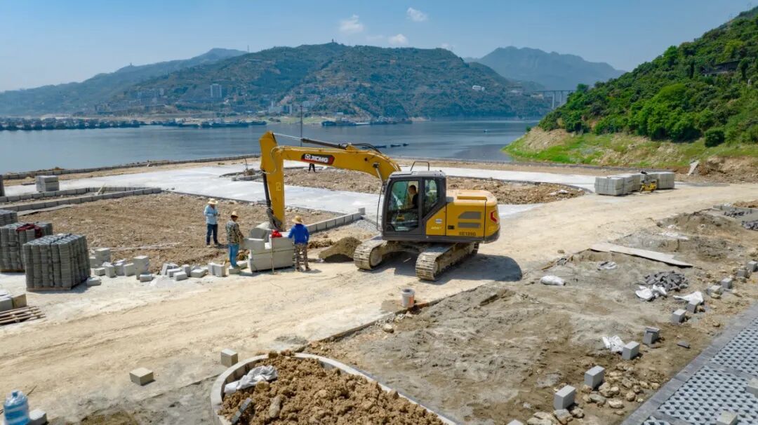 徐工XE135G挖掘機(jī)助力夔門(mén)旅游碼頭建設(shè)，以高效節(jié)能贏得客戶(hù)信賴(lài)