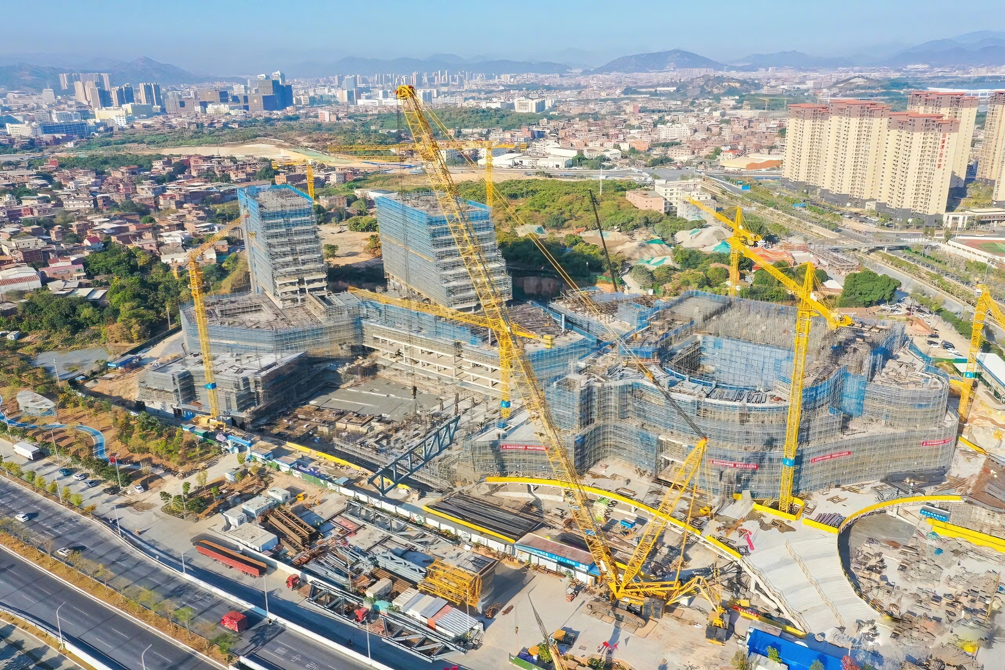 沒(méi)人敢接的 “燙手山芋”！三重考驗(yàn)下，這臺(tái)千噸級(jí)的表現(xiàn)太頂了