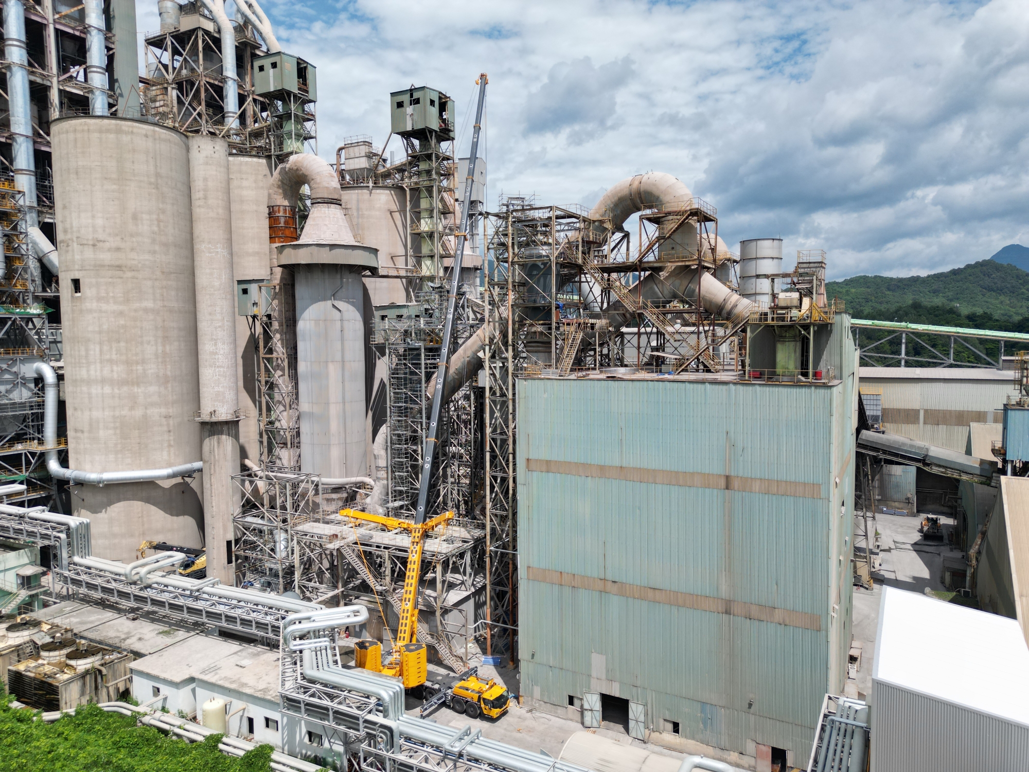 高效精準(zhǔn)，穩(wěn)如磐石——徐工XCA450_K全地面起重機(jī)助力現(xiàn)代水泥廠核心設(shè)備吊裝