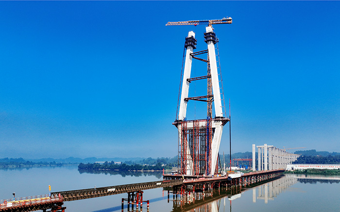 216.6米！徐工塔機助建漢陽湖岷江特大橋主塔封頂