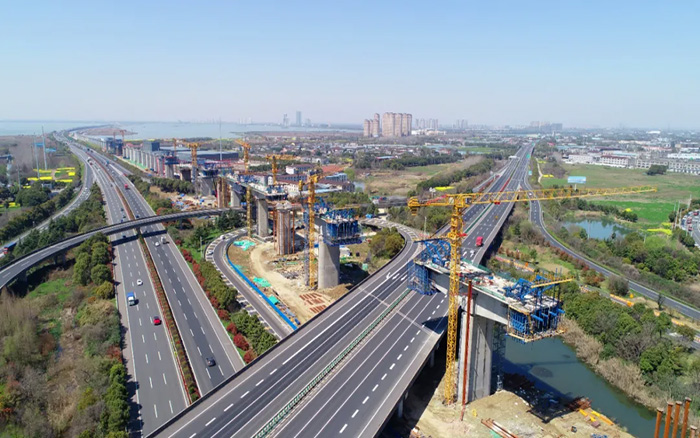 又見群塔 | 徐工塔機(jī)林立長江沿岸鐵路線