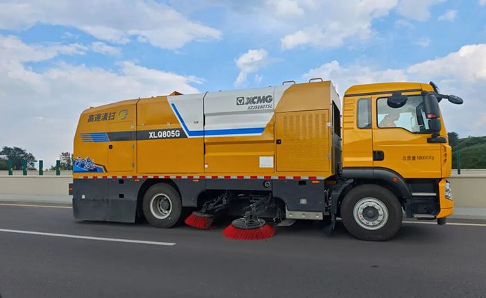 馭風(fēng)前行，凈在掌握！徐工高速清掃車太佳高速顯實(shí)力！