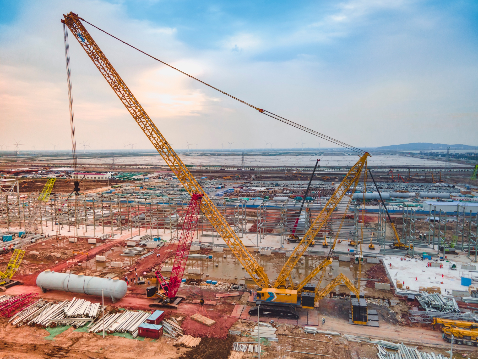 “巨艦”超新星！全球首臺(tái)徐工XLC26000閃耀海濱！