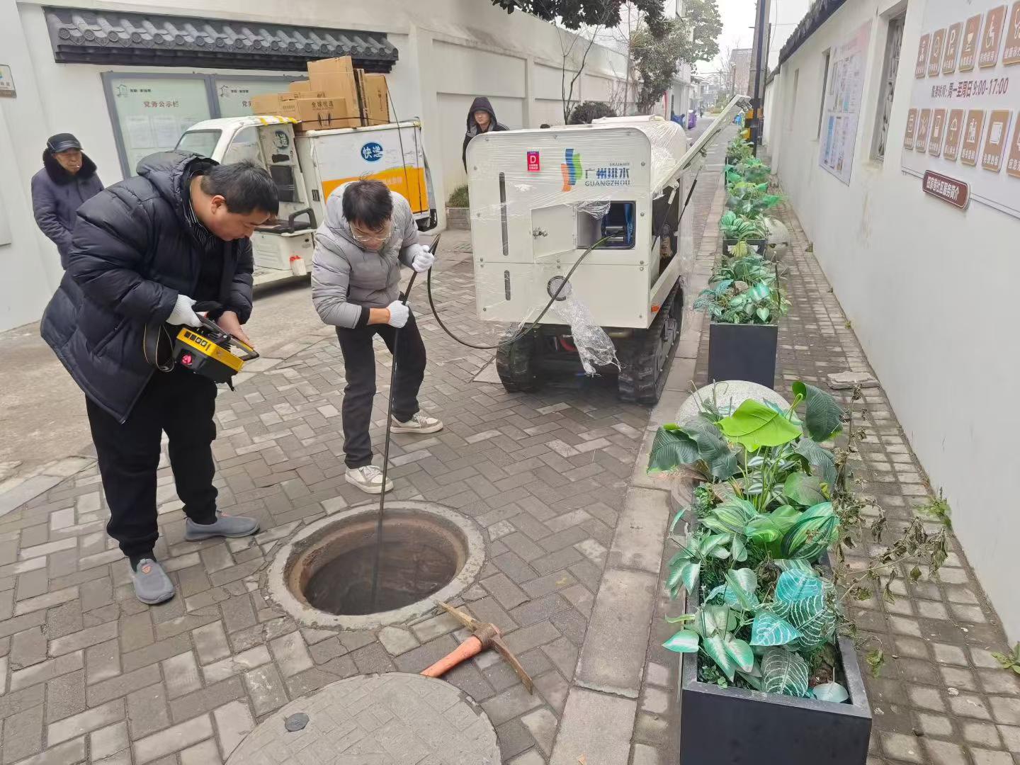 徐工小型管網(wǎng)設(shè)備，成功解決狹窄路段管網(wǎng)中存在的堵塞問(wèn)題