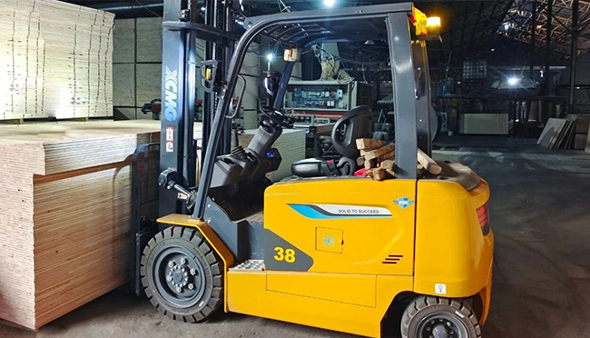 “鯤鵬展翅，板材搬運(yùn)無壓力！”