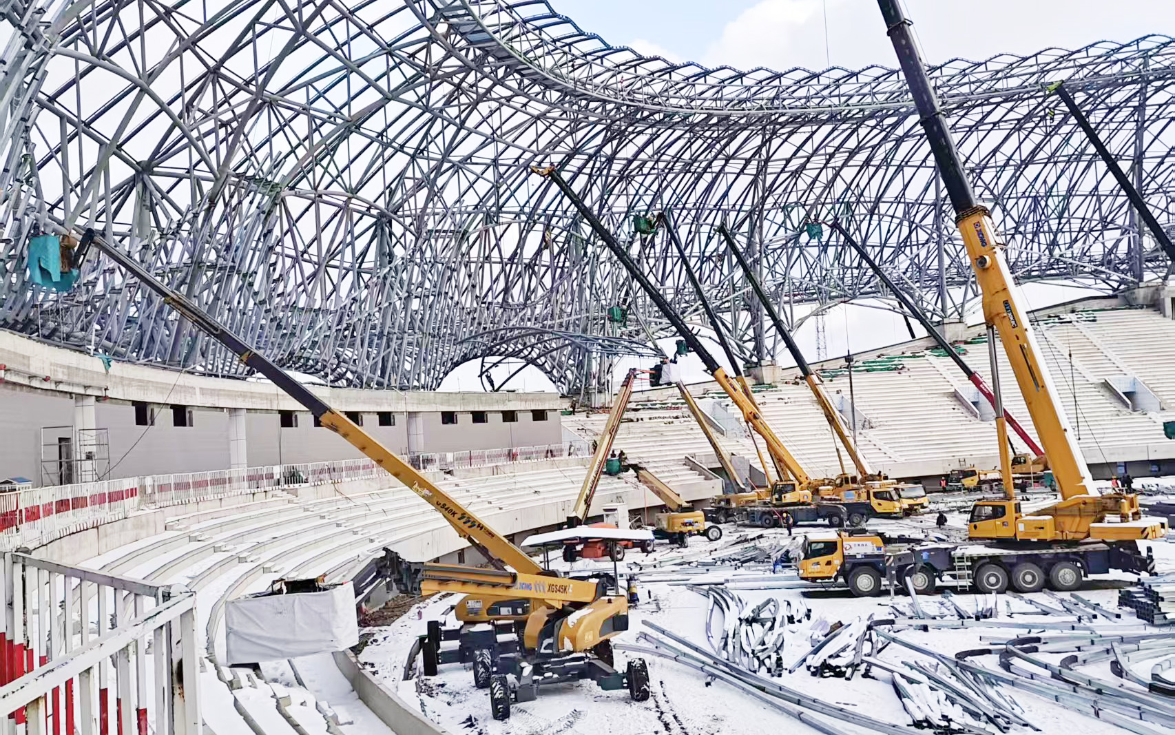 雪天不停工！16臺(tái)高米數(shù)直臂高空作業(yè)平臺(tái)硬核攻堅(jiān)蓬萊體育館項(xiàng)目