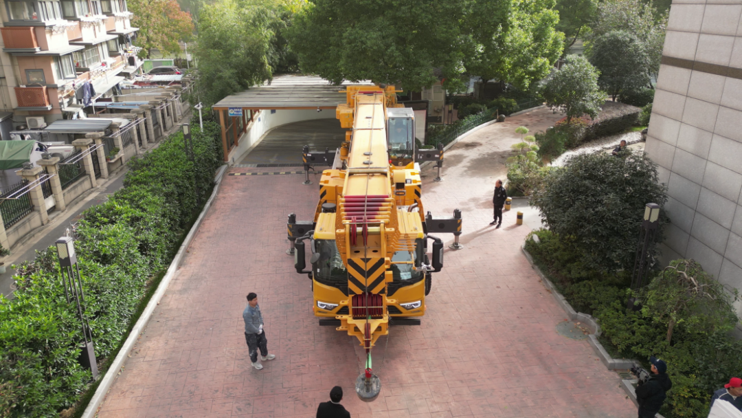 2.8米車(chē)寬殺出重圍！徐工G2代四橋130噸極限操作