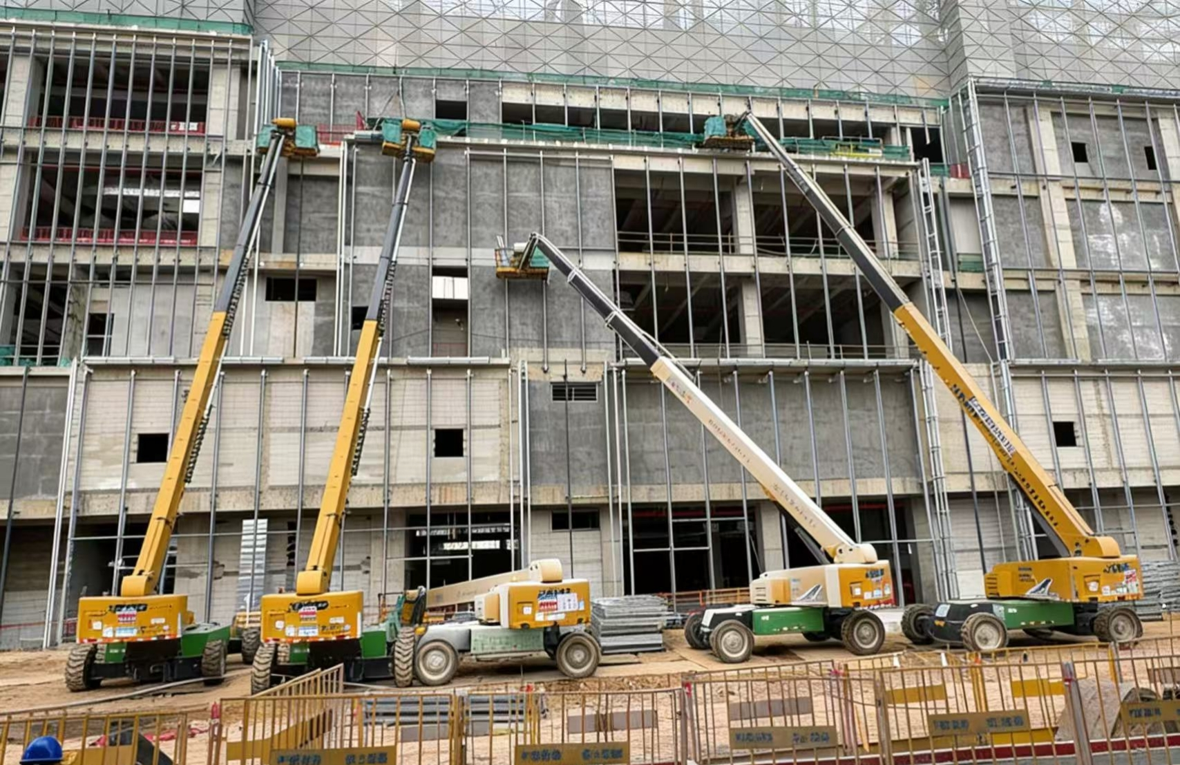 群臂擎地標(biāo)！徐工40米級(jí)高空作業(yè)平臺(tái)賦能東莞華潤(rùn)置地中心萬(wàn)象城外立面建設(shè)