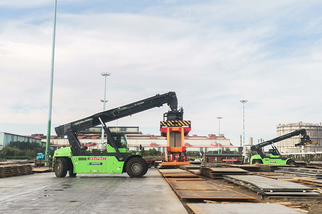 縱橫西北，馭“電”前行！徐工正面吊的綠色征途