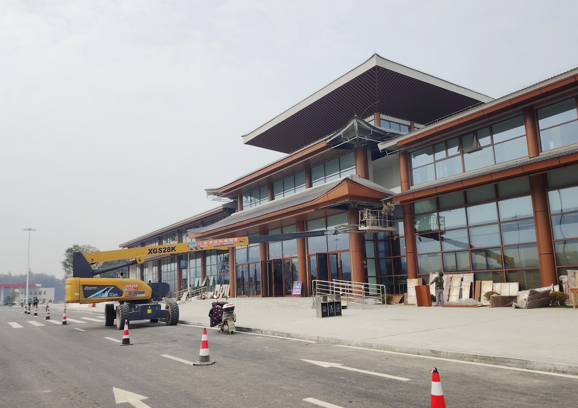 靈活高效筑通途！徐工XGS28K助力江西省吉安市峽江服務(wù)區(qū)施工