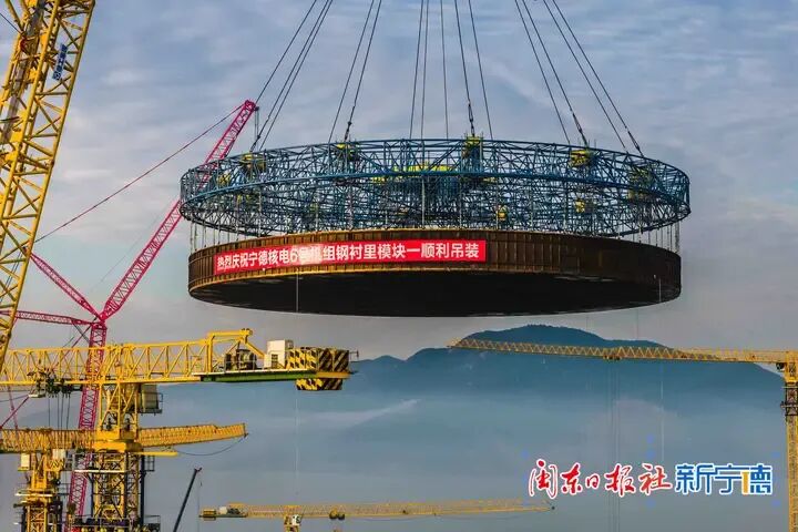 巨型“鍋蓋”升空！徐工2000噸級巨擘擎起核電新高度